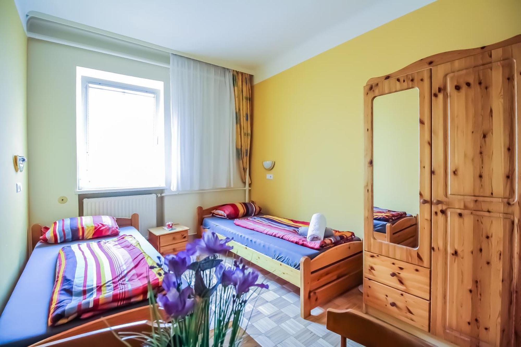 Cozy Rooms - U3 Hutteldorferstrasse Wien Exteriör bild